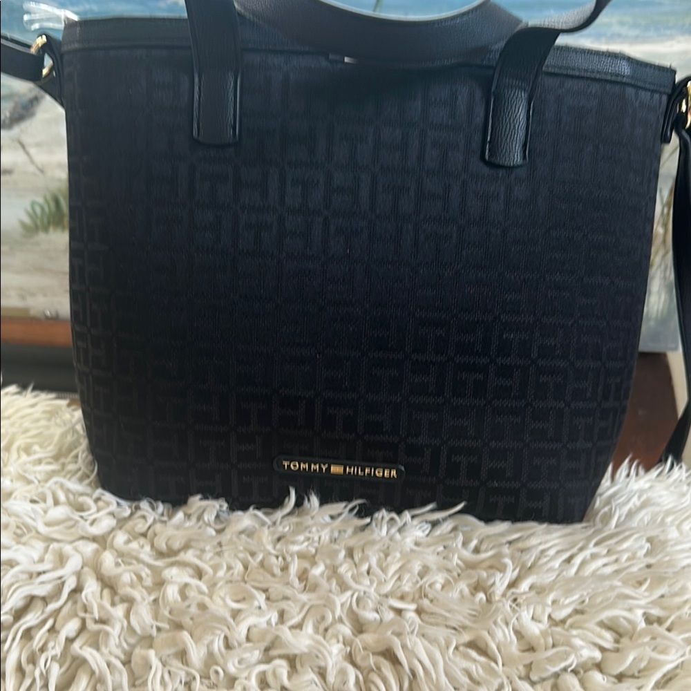 Tommy Hilfiger Elegant Black Handbag